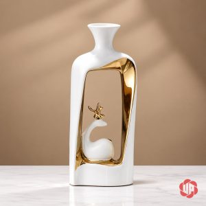 Bình sứ dáng cao màu trắng viền vàng, hình tượng hươu trắng bên trong khoang trang trí