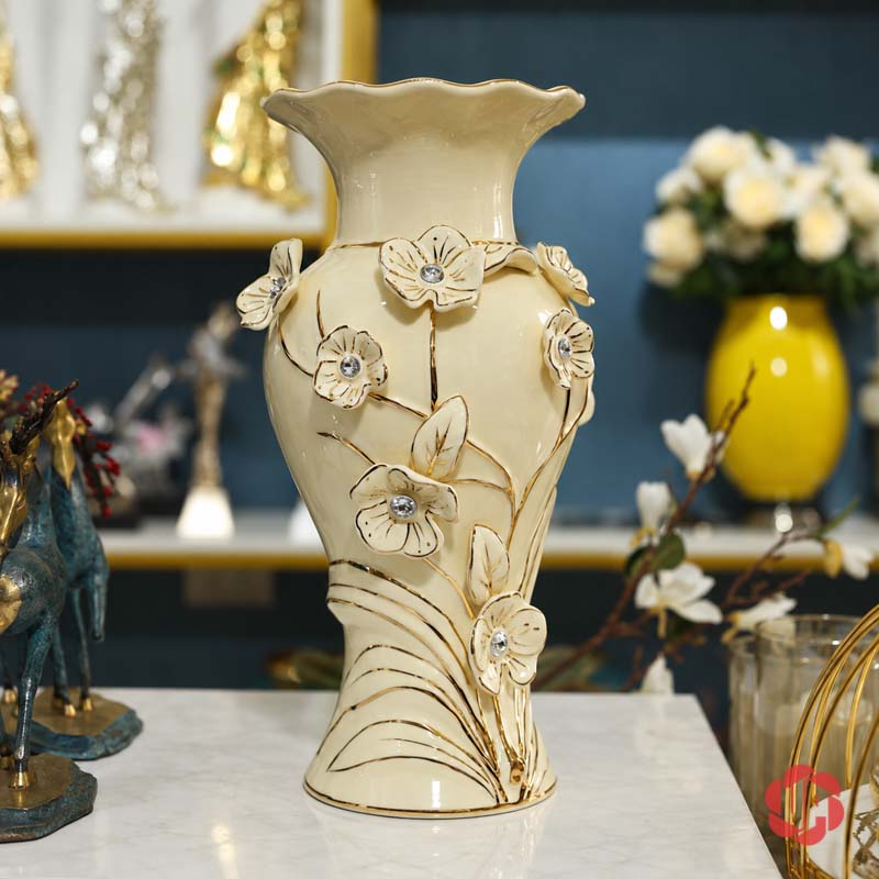 Bình Hoa Gốm Sứ Cao Cấp Hoa Đắp Nổi Trắng Vàng UP073 Bình hoa hoa đắp nổi UP073 đặt trên bàn trong phòng khách