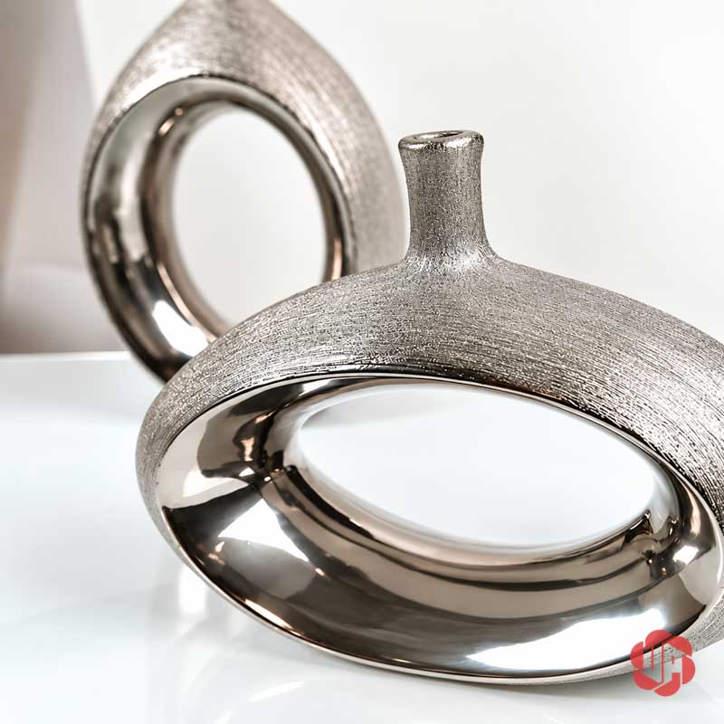 Cặp Bình Gốm Sứ Mạ Bạc Trang Trí Hiện Đại UP066 Cận cảnh bình gốm sứ mạ bạc dáng thấp với vòng tròn kim loại sáng bóng