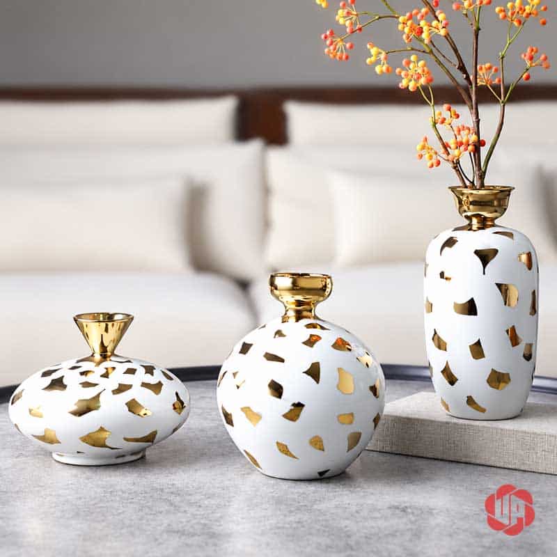 Bộ Bình Hoa Gốm Sứ Trang Trí Bắc Âu Họa Tiết Ánh Kim Cao Cấp UP053 Bộ bình gốm sứ trắng vàng với bình cao cắm cành quả nhỏ màu cam trang trí bàn phòng khách