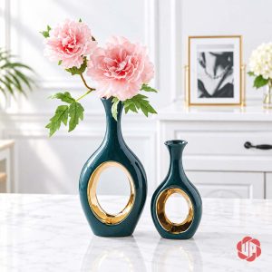 Hai bình gốm sứ xanh ngọc phối hoa hồng màu hồng trong phòng khách sáng