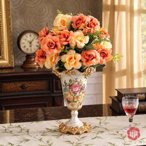 Bình hoa trang trí tân cổ điển BG045 cắm bó hoa hồng màu cam đào và vàng kem trên bàn phòng khách.