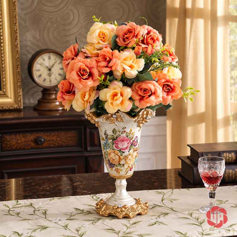 Bình Hoa Trang Trí Tân Cổ Điển Họa Tiết Hoa Hồng BG045 Bình hoa trang trí tân cổ điển BG045 cắm bó hoa hồng màu cam đào và vàng kem trên bàn phòng khách.