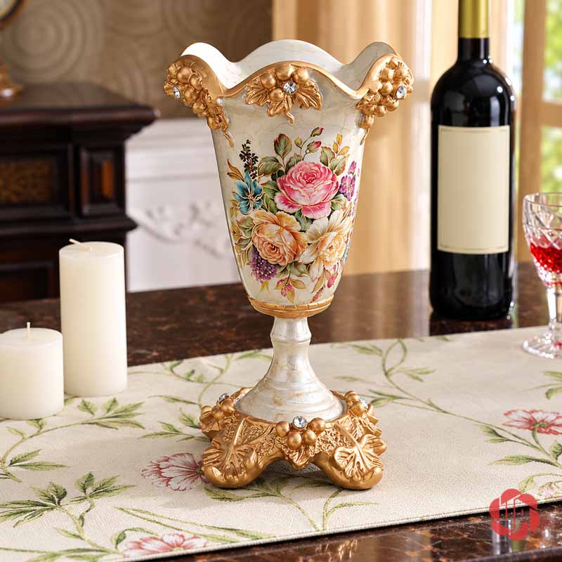 Bình Hoa Trang Trí Tân Cổ Điển Họa Tiết Hoa Hồng BG045 Bình hoa tân cổ điển BG045 trang trí trên bàn đá với thân trắng kem, hoa hồng nhiều màu và chân đế vàng.