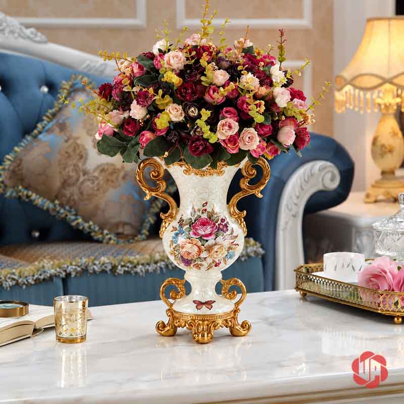 Bình Hoa Trang Trí Tân Cổ Điển Hai Quai Họa Tiết Hoa Hồng BG048 Bình hoa BG048 trắng kem cắm hoa hồng nhiều màu trên bàn trà trước sofa xanh cổ điển.