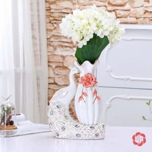 Bình hoa gốm sứ chim công BG030 cắm bó hoa cẩm tú cầu trắng trang trí trên bàn.