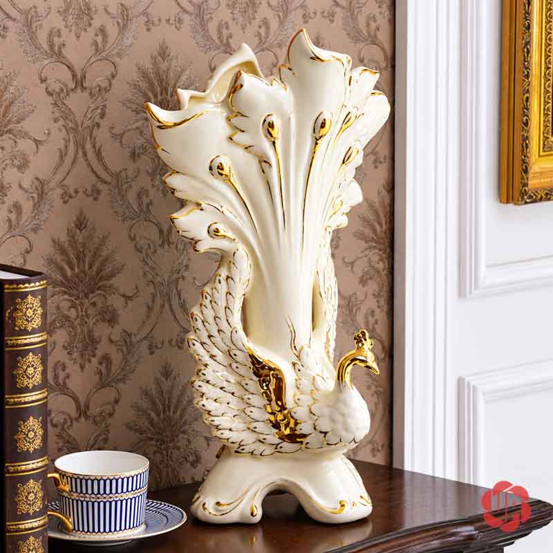 Bình Hoa Gốm Sứ Chim Công Trắng Viền Vàng Trang Trí Phòng Khách BG027 Bình hoa chim công gốm sứ trắng vẽ vàng trên mặt tủ gỗ trong không gian nội thất tân cổ điển.