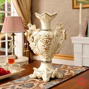 Bình hoa trang trí phòng khách UP074 đặt trên bàn gỗ với hai quai và chân đế