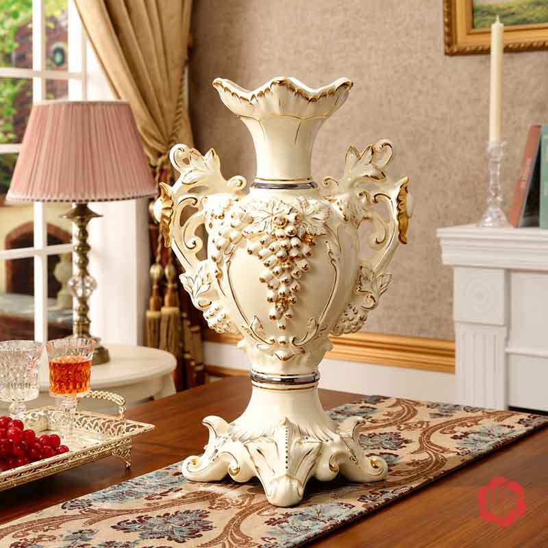 Bình Hoa Đẹp Để Phòng Khách Tân Cổ Điển Hai Quai UP074 Bình hoa trang trí phòng khách UP074 đặt trên bàn gỗ với hai quai và chân đế