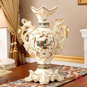 Bình hoa sứ tân cổ điển UP071 trưng bày trên bàn trang trí cùng nội thất châu Âu