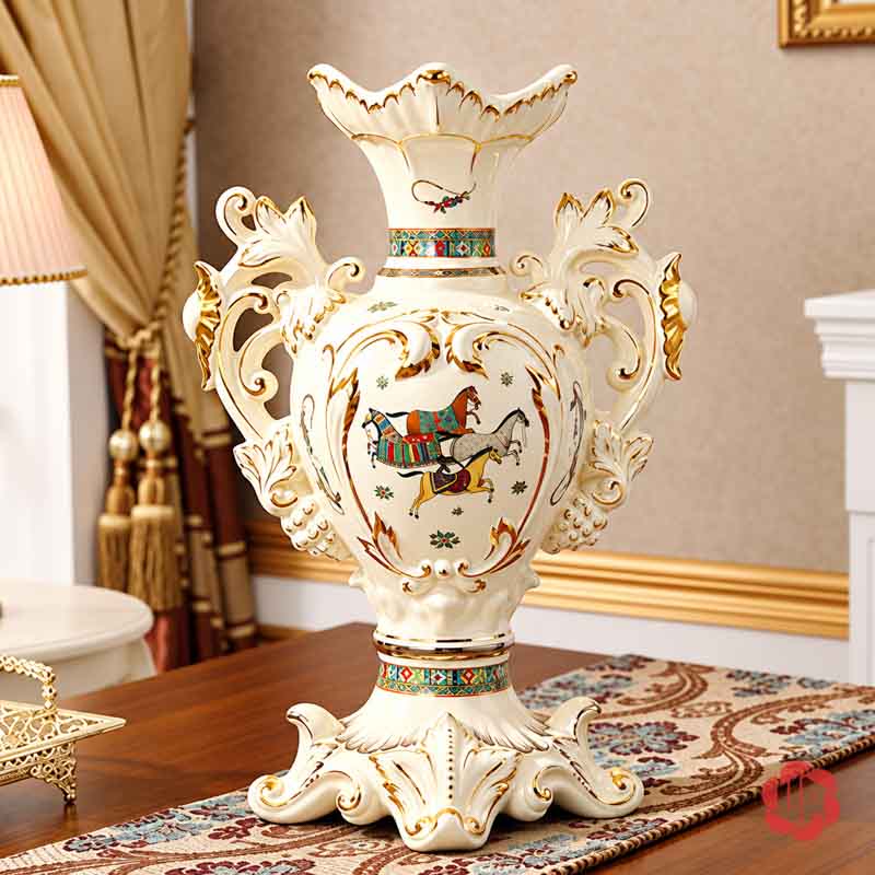Bình Hoa Tân Cổ Điển Hai Quai Họa Tiết Ngựa UP071 Bình hoa sứ tân cổ điển UP071 trưng bày trên bàn trang trí cùng nội thất châu Âu