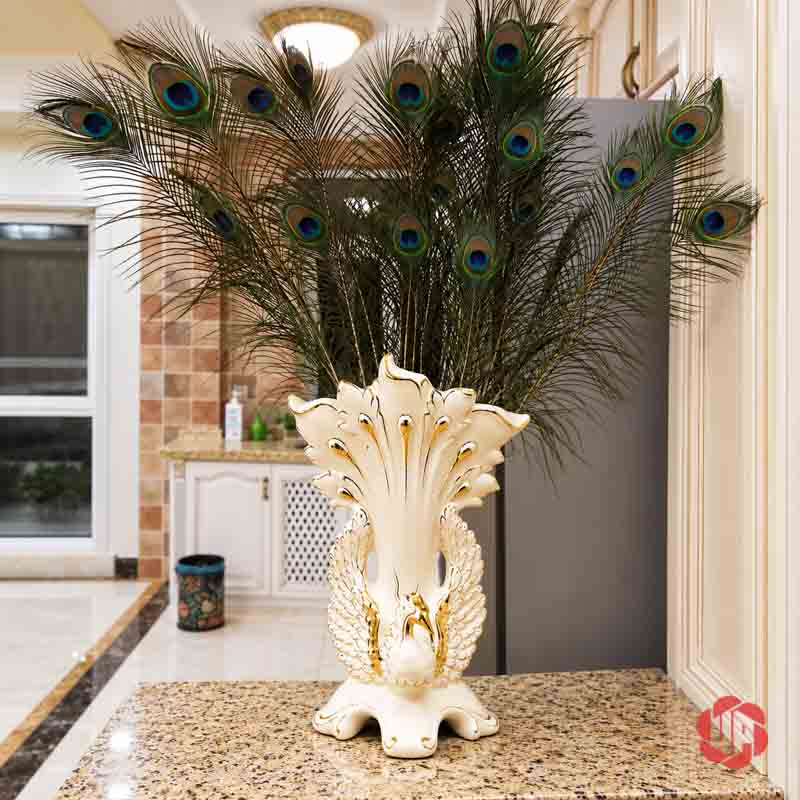 Bình Hoa Gốm Sứ Chim Công Trắng Viền Vàng Trang Trí Phòng Khách BG027 Bình hoa gốm sứ chim công trắng viền vàng cắm các cành lông công xòe rộng trên mặt bàn đá.