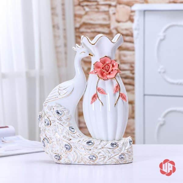 Bình hoa gốm sứ chim công BG030 màu trắng viền vàng, trang trí hoa hồng nổi màu hồng phấn.