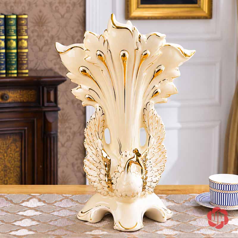 Bình Hoa Gốm Sứ Chim Công Trắng Viền Vàng Trang Trí Phòng Khách BG027 Bình hoa gốm sứ chim công trắng viền vàng đặt trên bàn trang trí trong phòng khách tân cổ điển.