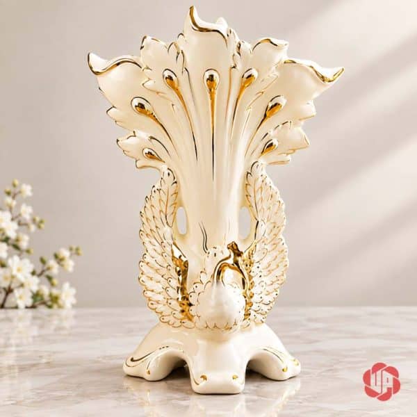 Bình hoa gốm sứ chim công trắng viền vàng với thiết kế xòe cánh trang trí phòng khách.