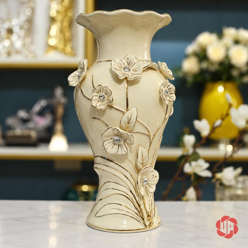 Bình Hoa Gốm Sứ Cao Cấp Hoa Đắp Nổi Trắng Vàng UP073 Toàn cảnh dáng cao thon của bình hoa gốm sứ UP073