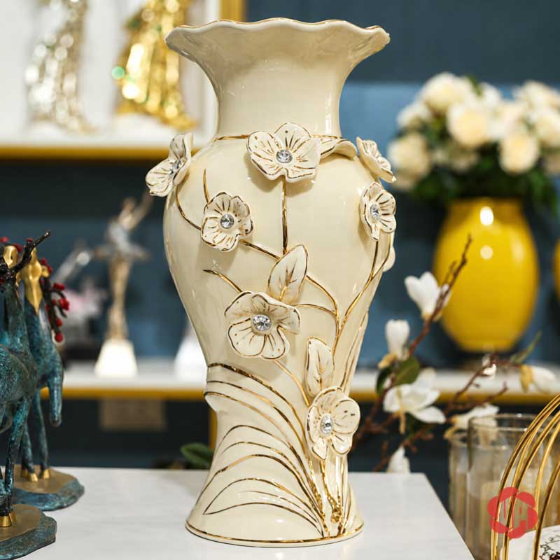 Bình Hoa Gốm Sứ Cao Cấp Hoa Đắp Nổi Trắng Vàng UP073 Bình hoa gốm sứ UP073 trắng ngà với hoa đắp nổi, miệng loe và viền vàng