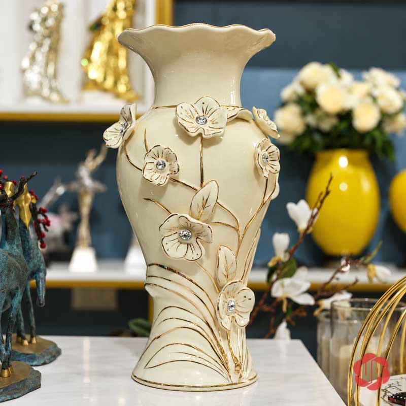 Bình Hoa Gốm Sứ Cao Cấp Hoa Đắp Nổi Trắng Vàng UP073 Bình hoa gốm sứ UP073 với thân bình trang trí hoa nổi từ mặt trước
