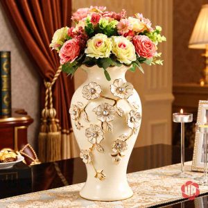 Bình hoa gốm sứ trắng vàng cắm hoa hồng nhiều màu trong phòng khách