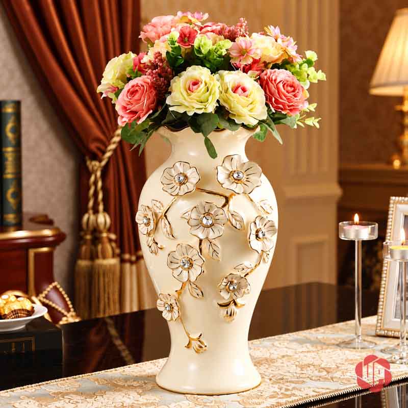 Bình Hoa Gốm Sứ Đắp Nổi Hoa Trắng Vàng Cao Cấp UP065 Bình hoa gốm sứ trắng vàng cắm hoa hồng nhiều màu trong phòng khách