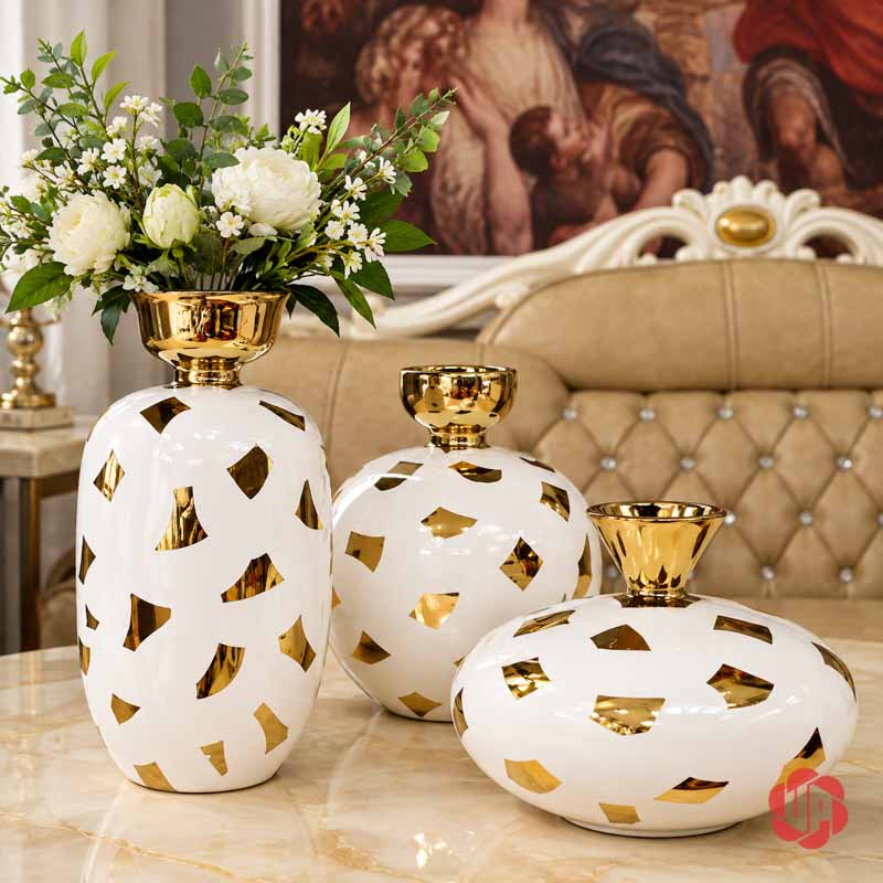 Bộ Bình Hoa Gốm Sứ Trang Trí Bắc Âu Họa Tiết Ánh Kim Cao Cấp UP053 Bình hoa gốm sứ trắng vàng cắm hoa hồng phấn và hoa trắng trang trí phòng khách