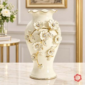 Bình gốm sứ đắp hoa nổi trắng vàng trưng bày trên bàn đá sáng