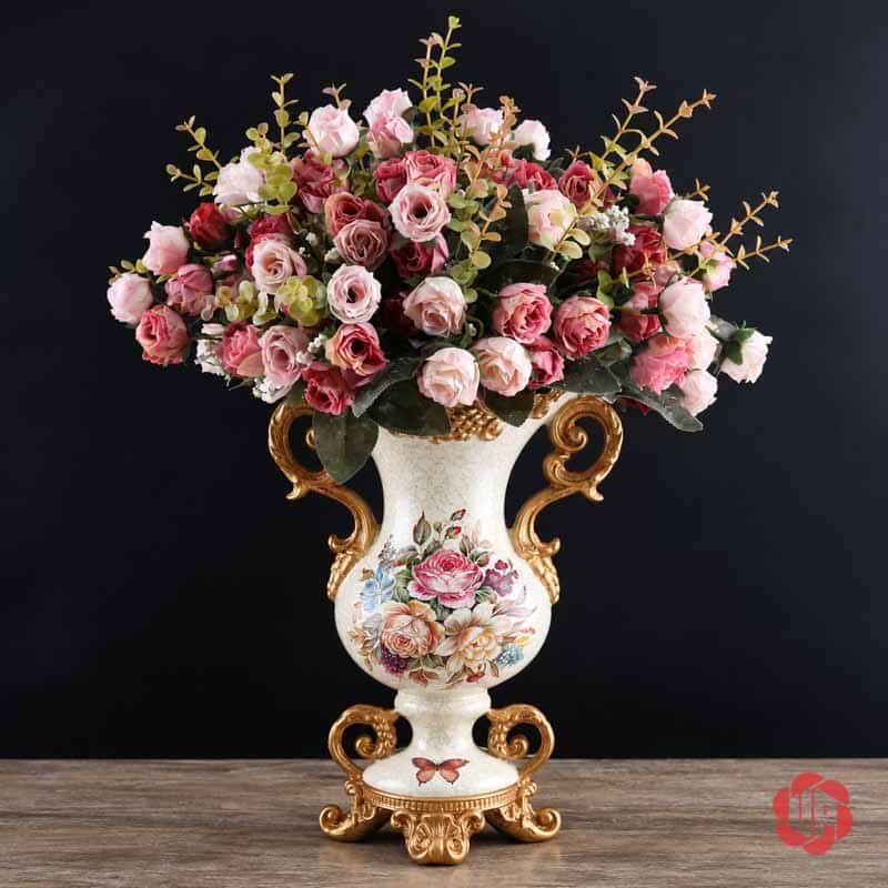 Bình Hoa Trang Trí Tân Cổ Điển Hai Quai Họa Tiết Hoa Hồng BG048 Bình hoa trắng kem BG048 cắm bó hoa hồng phấn, hồng nhạt và lá trang trí trên nền đen.