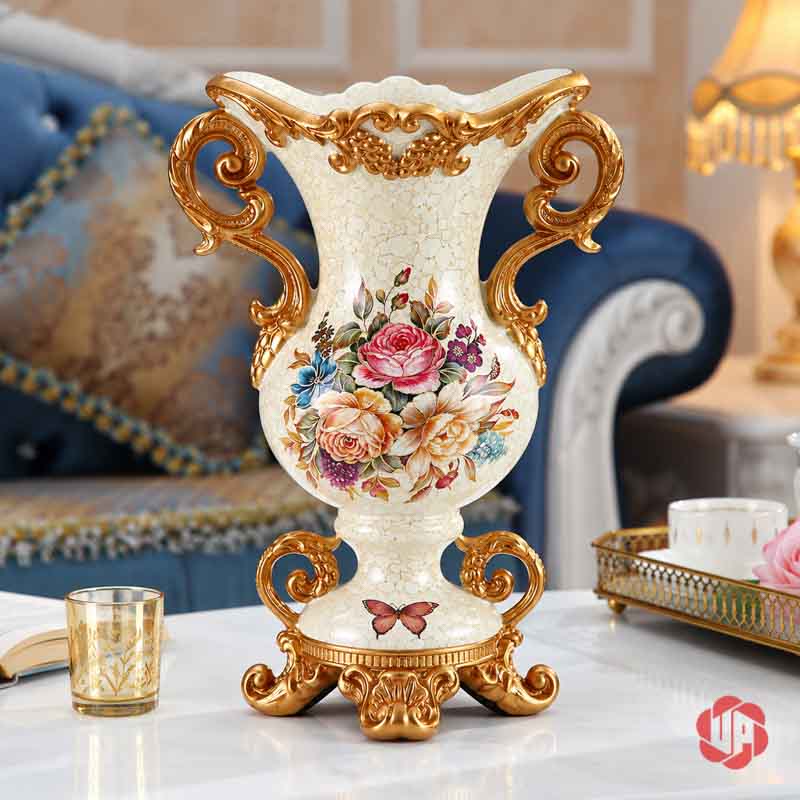 Bình Hoa Trang Trí Tân Cổ Điển Hai Quai Họa Tiết Hoa Hồng BG048 Bình hoa BG048 dáng bầu màu trắng kem, hai quai vàng uốn xoắn và họa tiết hoa nhiều màu.