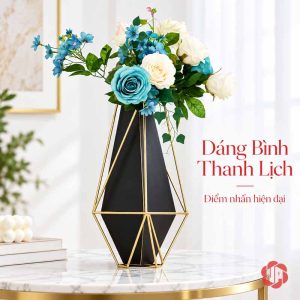 Bình hoa kim loại đen viền vàng dáng cao cắm hoa xanh trắng trên bàn đá