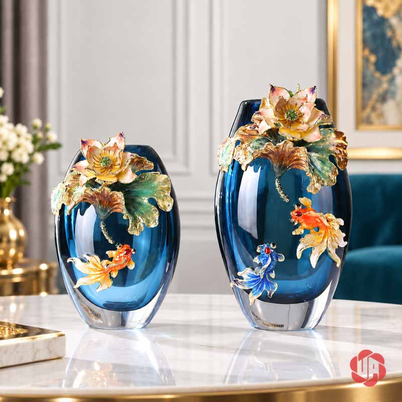 Bình Hoa Pha Lê Hoa Sen Và Cá Nghệ Thuật UPT19 Hai bình hoa pha lê xanh lam họa tiết hoa sen và cá, một bình thấp và một bình cao