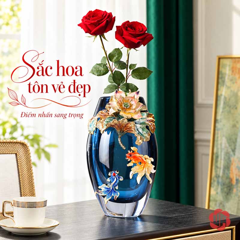 Bình Hoa Pha Lê Hoa Sen Và Cá Nghệ Thuật UPT19 Bình pha lê dáng cao cắm hai bông hồng đỏ trên bàn cạnh khung ảnh và tách trà