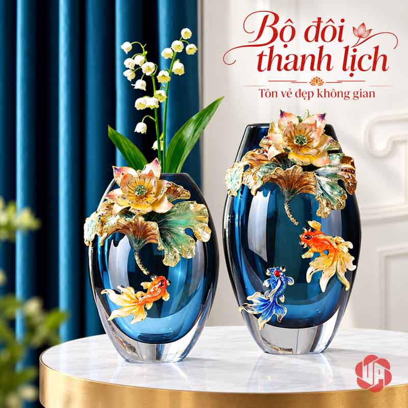 Bình Hoa Pha Lê Hoa Sen Và Cá Nghệ Thuật UPT19 Hai bình pha lê hoa sen và cá đặt trên bàn tròn, bình thấp cắm cành hoa trắng