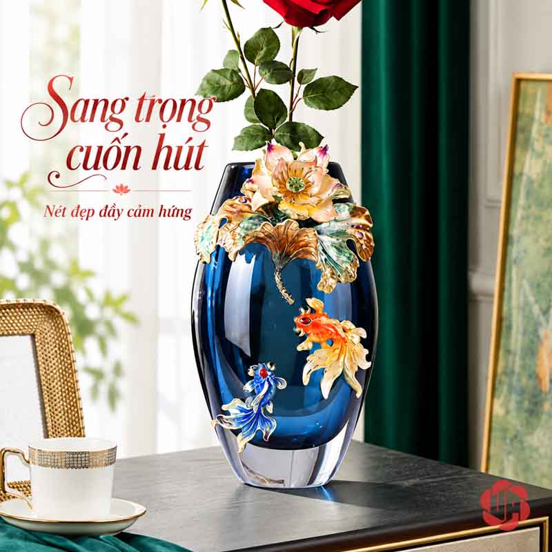 Bình Hoa Pha Lê Hoa Sen Và Cá Nghệ Thuật UPT19 Bình pha lê cao màu xanh cắm hoa hồng đỏ trên bàn đen trong không gian rèm xanh