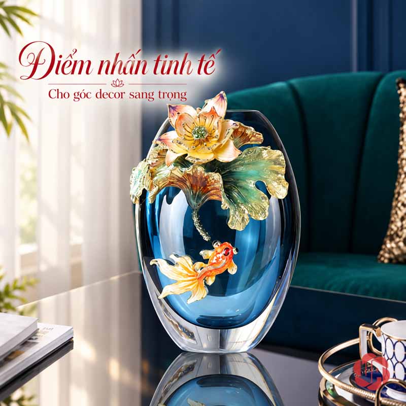 Bình Hoa Pha Lê Hoa Sen Và Cá Nghệ Thuật UPT19 Bình pha lê dáng thấp trưng bày không cắm hoa tươi trên bàn kính, cạnh ghế xanh