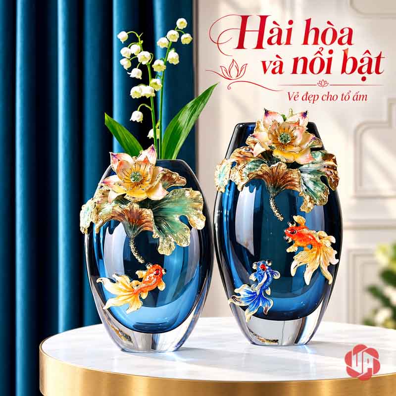 Bình Hoa Pha Lê Hoa Sen Và Cá Nghệ Thuật UPT19 Bình pha lê thấp cắm cành hoa trắng đứng cạnh bình pha lê cao không cắm hoa