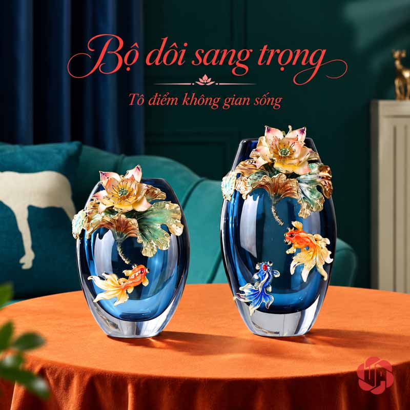 Bình Hoa Pha Lê Hoa Sen Và Cá Nghệ Thuật UPT19 Cặp bình pha lê hoa sen và cá đặt trên mặt bàn phủ khăn cam trước sofa xanh