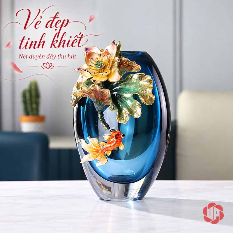 Bình Hoa Pha Lê Hoa Sen Và Cá Nghệ Thuật UPT19 Mặt trước bình pha lê thấp màu xanh lam, hoa sen nổi bên miệng và cá cam phía dưới