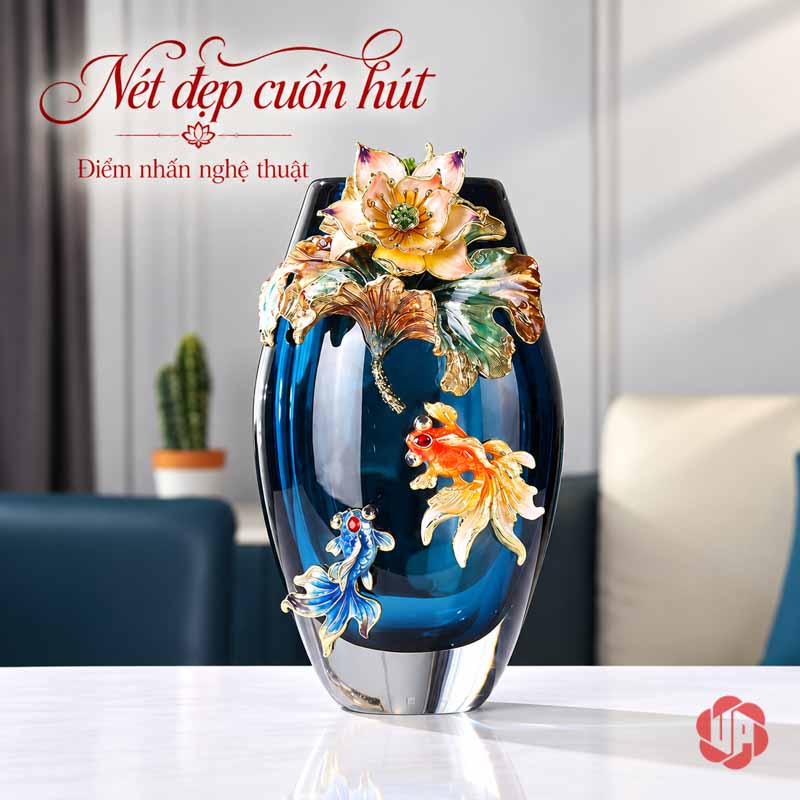 Bình Hoa Pha Lê Hoa Sen Và Cá Nghệ Thuật UPT19 Bình pha lê cao trưng bày đơn lẻ có hoa sen nổi, cá cam và cá xanh ở phần thân