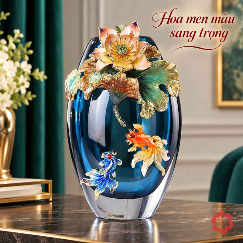 Bình Hoa Pha Lê Hoa Sen Và Cá Nghệ Thuật UPT19 Bình pha lê cao với cụm hoa sen nổi màu vàng xanh tại miệng bình và hai họa tiết cá