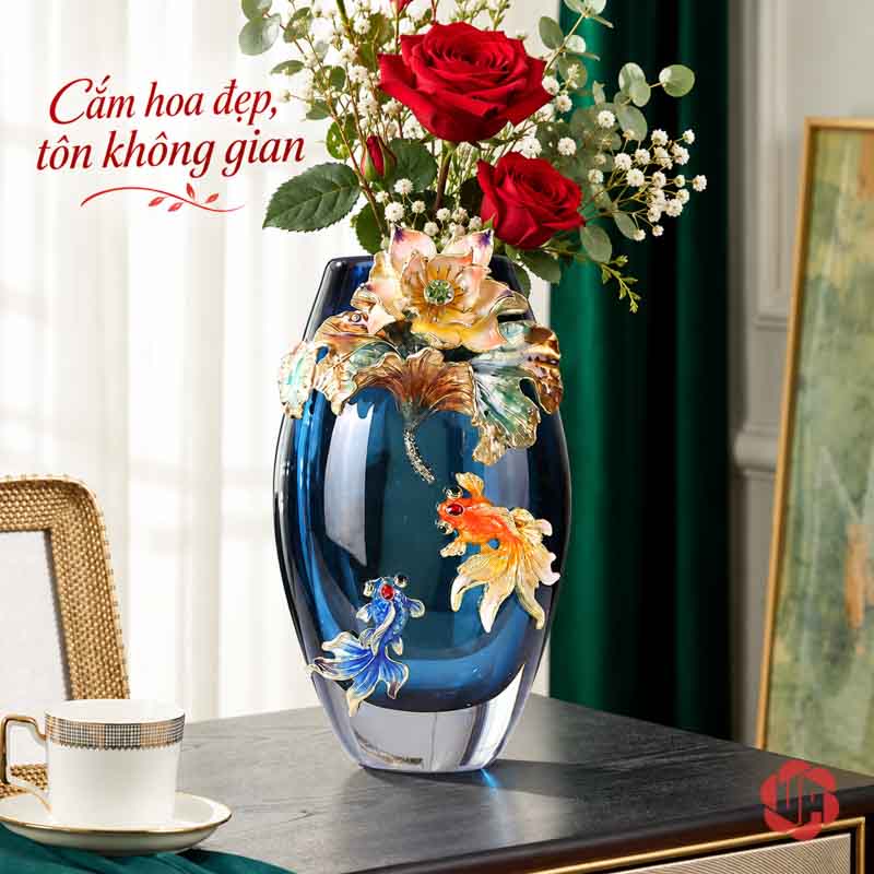 Bình Hoa Pha Lê Hoa Sen Và Cá Nghệ Thuật UPT19 Bình pha lê cao màu xanh lam cắm bó hoa hồng đỏ và các cành hoa trắng nhỏ
