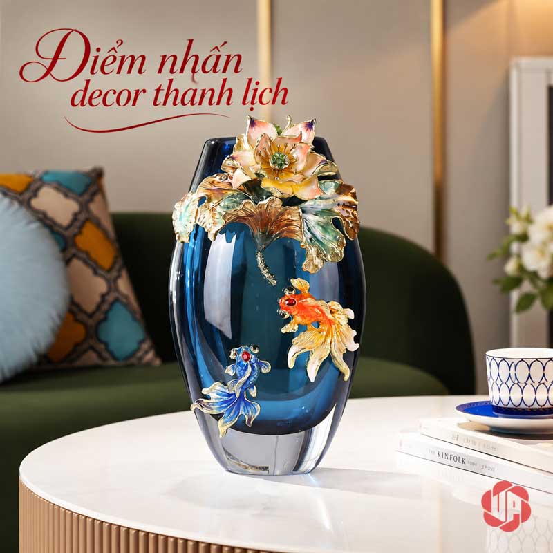 Bình Hoa Pha Lê Hoa Sen Và Cá Nghệ Thuật UPT19 Bình pha lê cao có hoa sen và hai cá trang trí trên bàn tròn trắng cạnh sofa