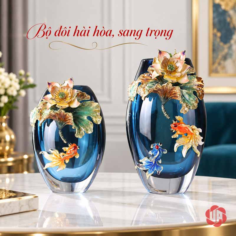 Bình Hoa Pha Lê Hoa Sen Và Cá Nghệ Thuật UPT19 Hai bình hoa pha lê xanh lam hoa sen và cá đặt cạnh nhau trên bàn đá sáng