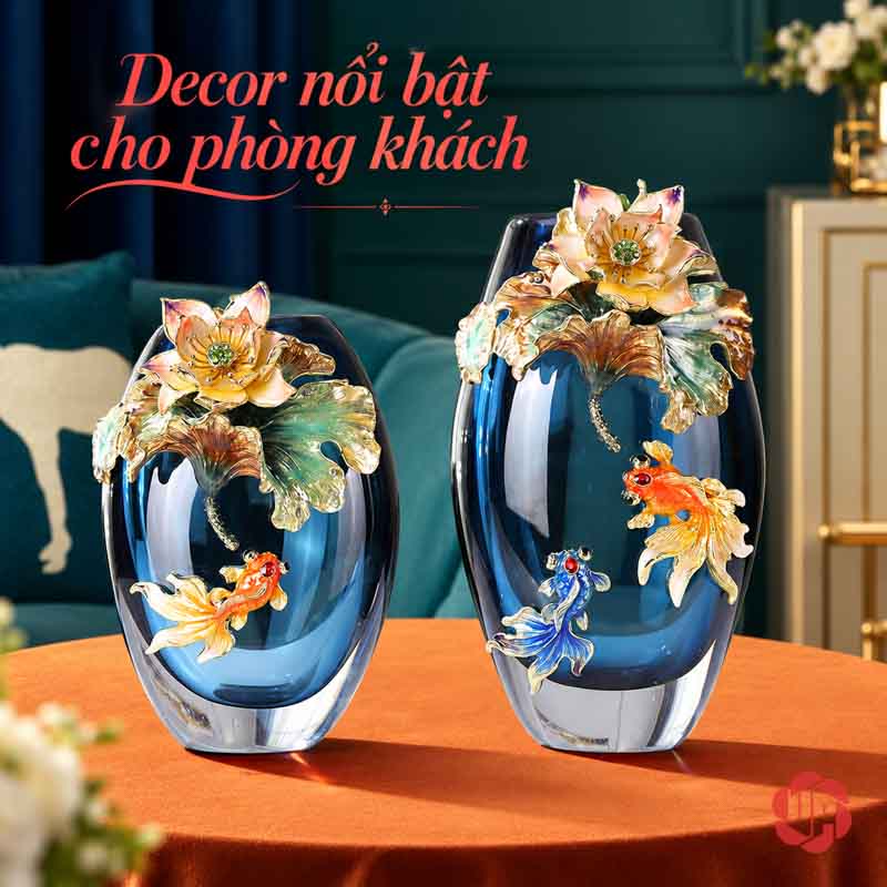 Bình Hoa Pha Lê Hoa Sen Và Cá Nghệ Thuật UPT19 Hai bình pha lê họa tiết sen cá trên bàn màu cam trong phòng khách có sofa xanh