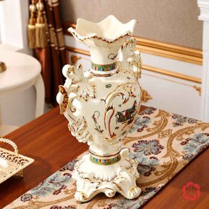 Bình hoa gốm sứ hai quai trắng vàng UP071 đặt trên bàn phòng khách