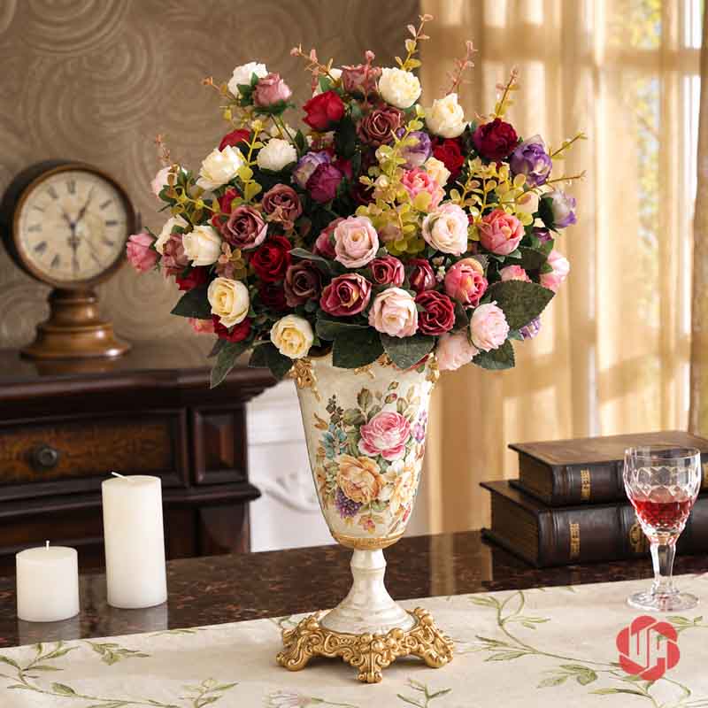Bình Hoa Trang Trí Tân Cổ Điển Họa Tiết Hoa Hồng BG045 Bình hoa tân cổ điển BG045 cắm bó hoa nhiều màu gồm hồng, tím, đỏ trầm và trắng kem.