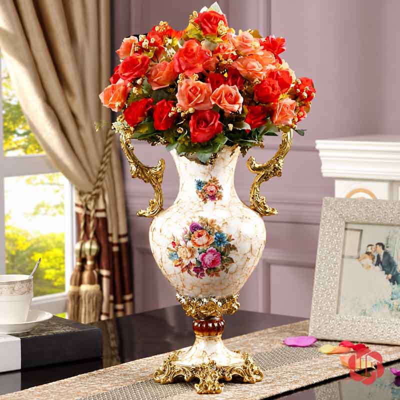 Bình Hoa Trang Trí Tân Cổ Điển Hai Quai Họa Tiết Hoa Hồng BG048 Bình hoa trắng kem dáng cao hai quai vàng cắm bó hoa hồng màu đỏ, cam đào và vàng kem.