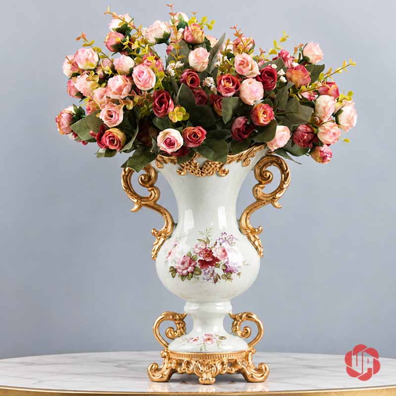 Bình Hoa Để Bàn Tân Cổ Điển Hai Quai Vàng UP069 Bình hoa tân cổ điển UP069 với bó hoa hồng phấn và hồng kem trang trí