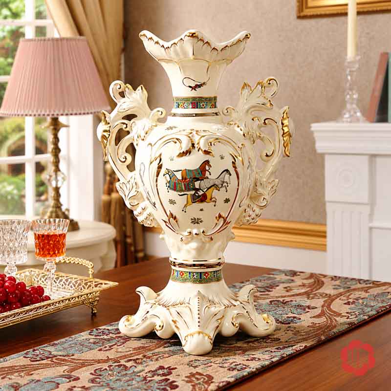 Bình Hoa Tân Cổ Điển Hai Quai Họa Tiết Ngựa UP071 Bình hoa gốm sứ tân cổ điển hai quai màu trắng ngà họa tiết ngựa UP071