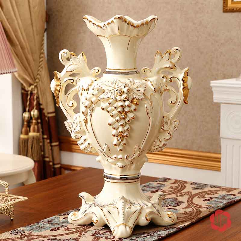 Bình Hoa Đẹp Để Phòng Khách Tân Cổ Điển Hai Quai UP074 Bình hoa tân cổ điển UP074 màu trắng ngà hai quai chạm nổi trên bàn gỗ