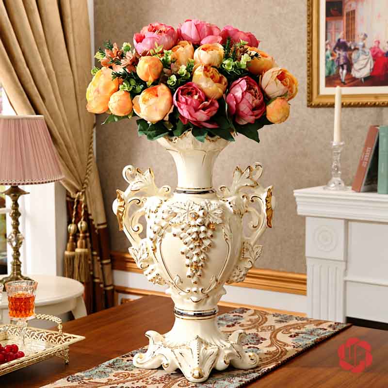 Bình Hoa Đẹp Để Phòng Khách Tân Cổ Điển Hai Quai UP074 Bình hoa gốm sứ tân cổ điển UP074 cắm bó hoa hồng và hoa nhiều màu